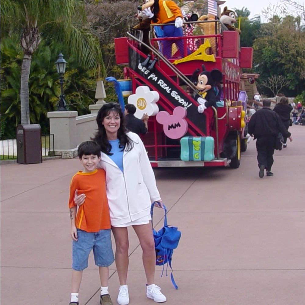 DISNEY MERCHANDISE - Picture 9 of 11